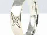 bague en argent avec un motif d'étoile de mer à l'intérieur