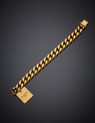 un bracelet en or muni d'une plaque
