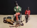 trois figurines représentant des personnes assises sur une table