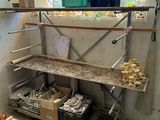 une pièce dans laquelle se trouve une étagère sur laquelle sont posés des outils