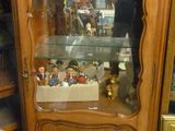 un meuble en bois avec une porte en verre dans le coin d'une pièce