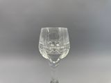 un verre à vin posé sur une table