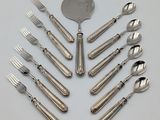 a lot of forks and spoons that are arranged in a circle