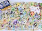 une pile de cartes Pokémon et une boîte de cartes