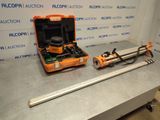 un ensemble d'outils posé sur une table à côté d'une boîte à outils