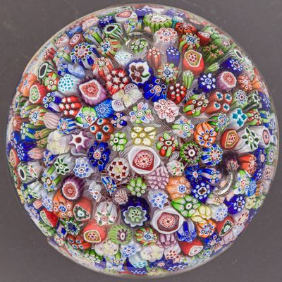 un bol en verre rempli d'une multitude de perles de verre colorées