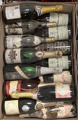 plusieurs bouteilles de vin dans une caisse sur la table