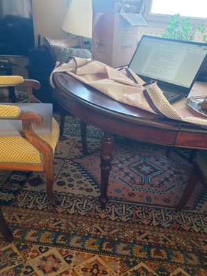 un bureau sur lequel se trouve un ordinateur portable, avec une chaise devant