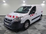 la camionnette blanche est garée sur le sol en damier d'une pièce