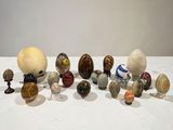 beaucoup d'œufs et de vases sur la table