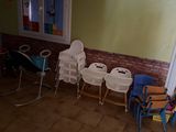 une pièce contenant beaucoup de chaises et de tables