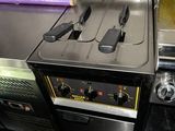 une image d'une cuisine commerciale avec une cuisinière et un four