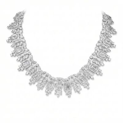 un collier de diamants sur fond blanc