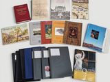 un grand nombre de livres posés sur une table