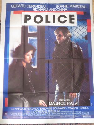 affiche de cinéma pour le film « Police », sur laquelle figurent un homme et une femme debout devant une fenêtre