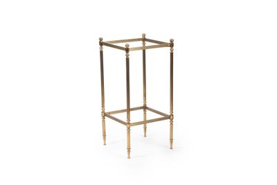 une table d'appoint en laiton avec un plateau en verre, sur fond blanc