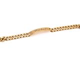 un bracelet en or orné d'une chaîne à maillons