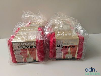 deux boîtes de produits de soins capillaires Nuxe emballées dans du plastique