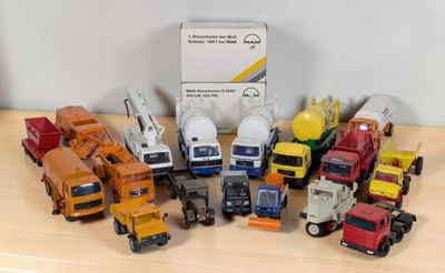 un grand nombre de camions jouets posés sur une table