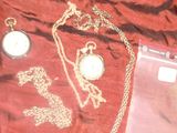 une photo montrant un collier, une montre et d'autres objets posés sur une table
