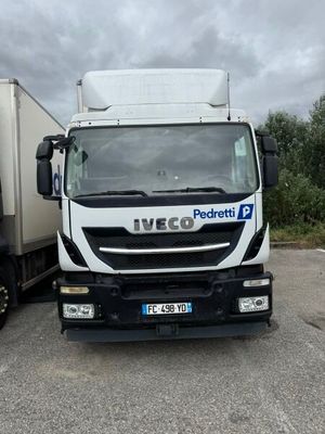 deux camions garés l'un à côté de l'autre dans un parking