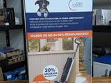 une boîte posée sur une table en bois, avec un chien dessus