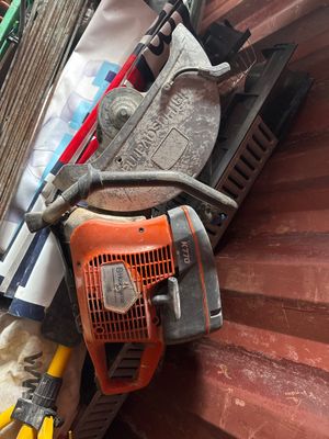 un tas d'outils posé sur un plancher en bois