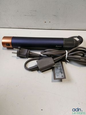 une photo représentant un micro et un chargeur posés sur une table