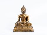 statue d'un Bouddha assis sur une estrade, sur fond blanc