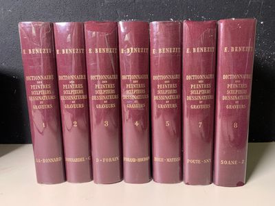 six livres rouges sur une étagère, avec un mur noir en arrière-plan
