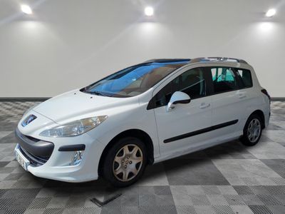 la petite voiture blanche est garée dans le garage sur un sol en damier