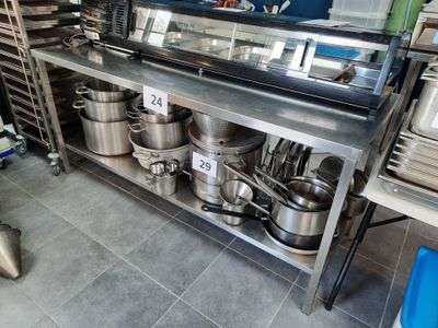 de nombreuses casseroles et poêles sur le comptoir de la cuisine