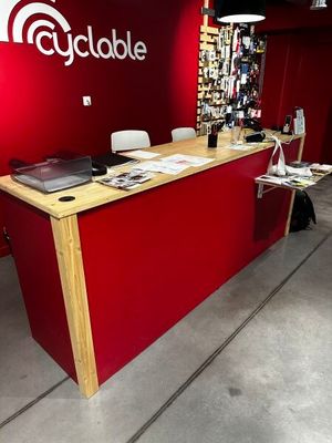 un bureau sur lequel se trouve un ordinateur portable, dans une pièce