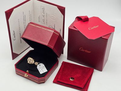 une boîte rouge contenant un anneau à l'intérieur