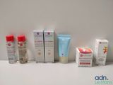 de nombreux types de produits de soins de la peau exposés sur une table