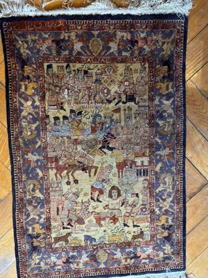 un tapis posé sur un parquet, dans une pièce au parquet