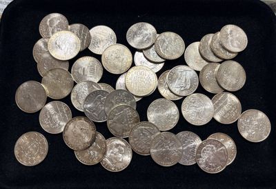 beaucoup de pièces d'argent dans un étui noir