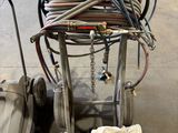 un chariot sur lequel sont posés plusieurs tuyaux, dans un garage