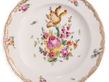 une assiette ornée d'un motif floral sur fond blanc
