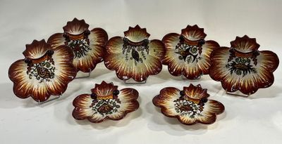 six fleurs marron et blanches sont posées sur une surface blanche