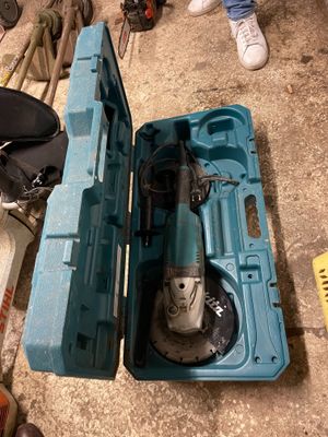 une boîte à outils bleue contenant un marteau