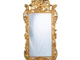 un miroir accroché au mur