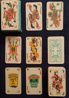 tout un tas de cartes à jouer posées sur une table