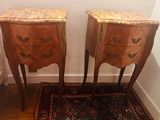 paire de tables de chevet en bois avec plateau en marbre et tiroirs