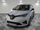 la photo d'une voiture blanche garée dans un garage