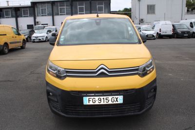 une camionnette jaune garée dans un parking
