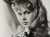 une vieille photo en noir et blanc d'une femme aux cheveux longs
