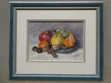 une peinture représentant une coupe de fruits sur une table
