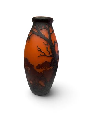 un vase orné d'un arbre sur fond blanc