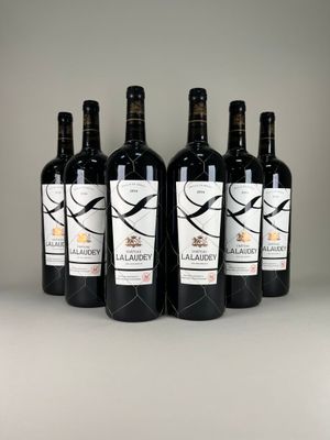 six bouteilles de vin sont alignées sur une table